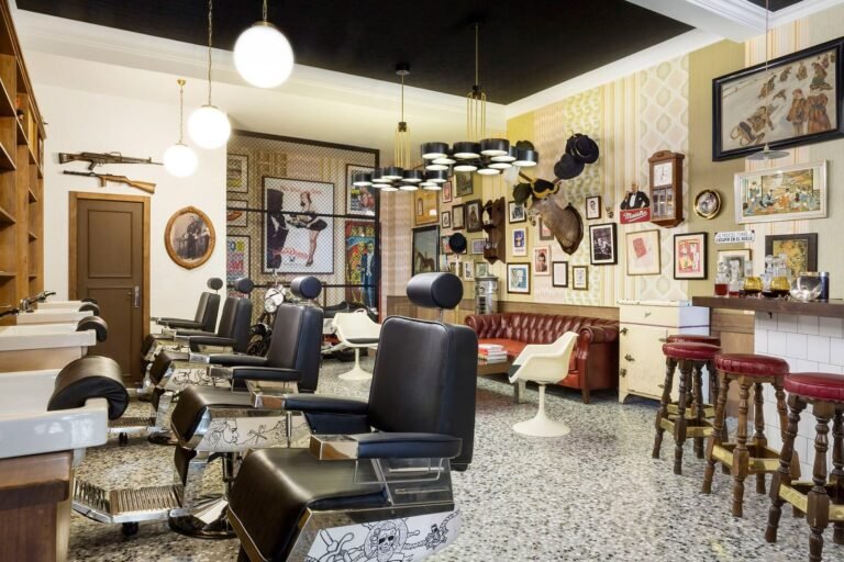 UN LOCAL SINGULAR: EL «COMPADRE BARBER´S CLUB» DONDE PUEDES TOMAR UNA COPA O CORTARTE EL PELO