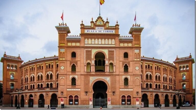 EL CAFÉ GIJÓN, UNO DE LOS POCOS CAFÉS DE TERTULIA QUE SIGUE SOBREVIVIENDO EN MADRID