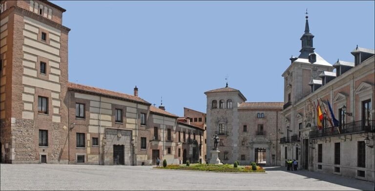 LA PLAZA DE LA VILLA DE MADRID, UNO DE LOS RINCONES MAS HERMOSOS DE LA CIUDAD